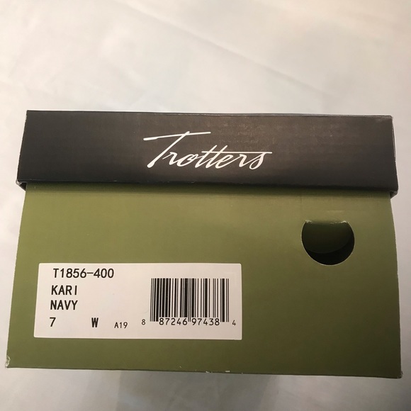 New in Box Trotters Kari Navy Blue Leather 2" Block Heel Pumps 7 Wide - Picture 10 of 10